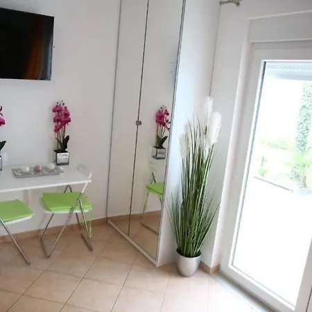 In Mit Terrasse, Grill Und Garten Apartment
