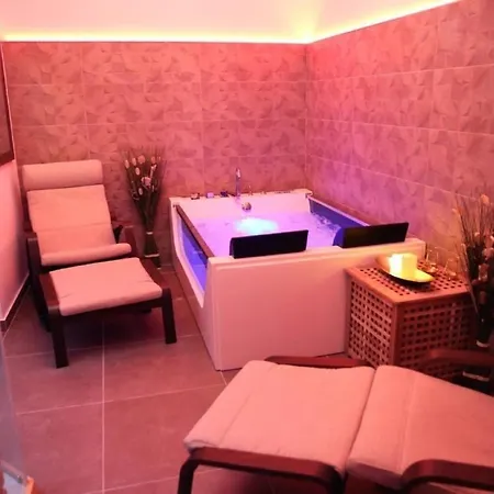 In Mit Terrasse, Grill Und Garten *